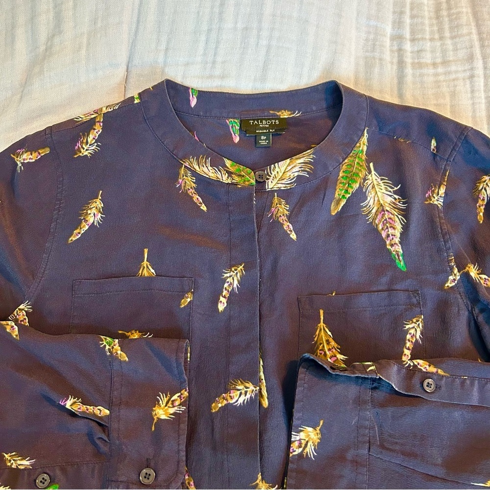 Talbots Women’s Feather Print Silk Button Down Blouse Sz 8P - Picture 3 of 7